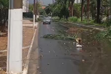 Imagem colorida de avenida em Americana (SP), após fortes chuvas. - Metrópoles