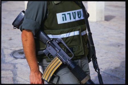 Imagem colorida mostra soldado de Israel com fuzil - Metrópoles