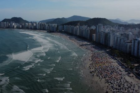 Imagem mostra praia no Guarujá, no litoral paulista - Metrópoles