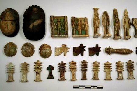 Foto colorida de objetos arqueológicos descobertos no Egito - Metrópoles