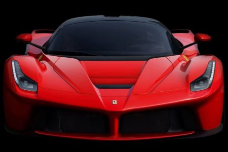 Imagem colorida de uma La Ferrari na cor vermelha - Metrópoles