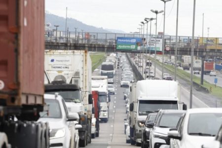 Foto colorida de trânsito causado após acidente em Santa Catarina - Metrópoles
