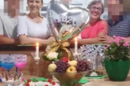 Imagem colorida de família em comemoração - Metrópoles