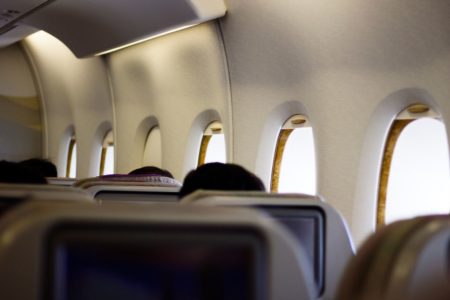 Foto colorida da parte de dentro de um avião - Metrópoles