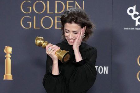Foto de Fernanda Torres com o Globo de Ouro de Melhor Atriz na mão - Metrópoles