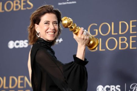 Foto de Fernanda Torres com o Globo de Ouro de Melhor Atriz na mão - Metrópoles