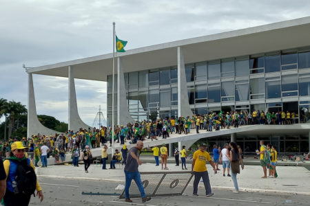 8 de Janeiro de 2023: Manifestantes invadem e depredam prédios públicosna Praça dos Três Poderes