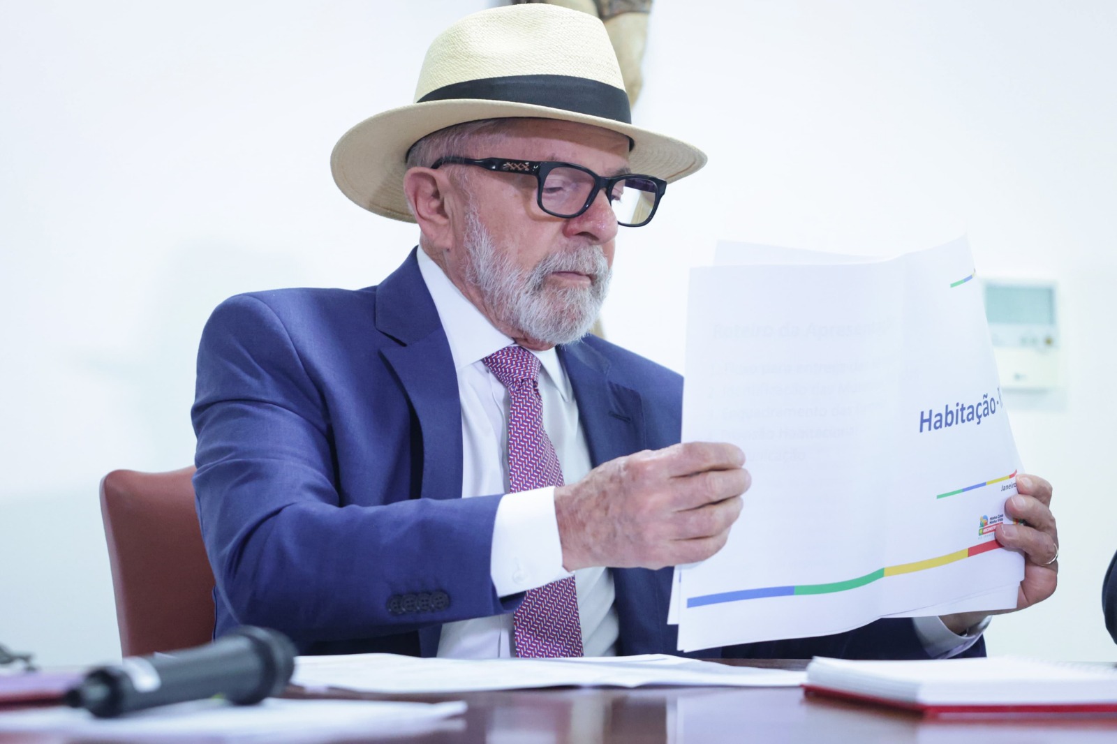 Imagem colorida de Lula em primeira reunião após procedimento médico - Metrópoles