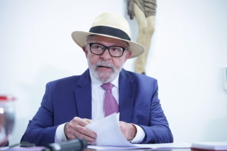 Imagem colorida de Lula em primeira reunião após procedimento médico Pix - Metrópoles