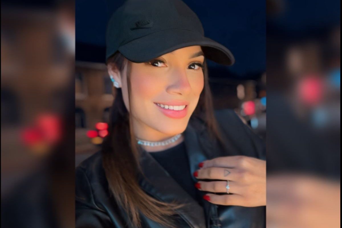 mulher de boné sorrindo