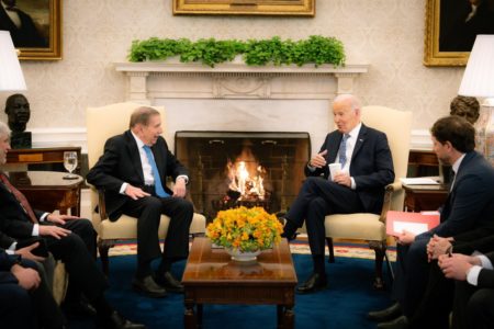 Imagem colorida mostra Edmundo González e Joe Biden - Metrópoles