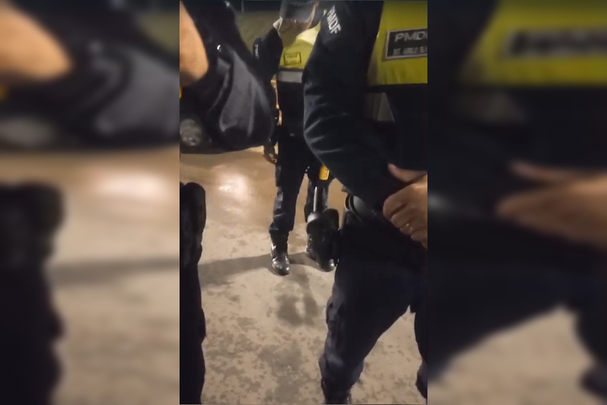 Imagem de três policiais militares fardados