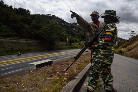 Imagem colorida mostra militares da Venezuela - Metrópoles