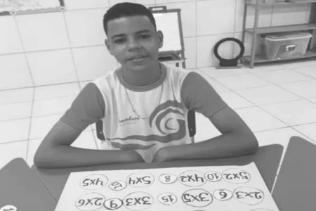 Adolescente sorrindo
