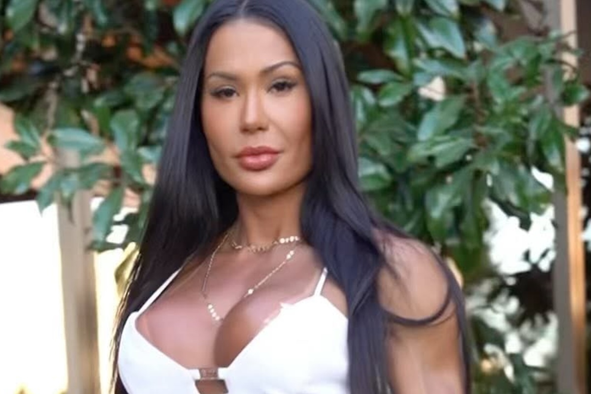 Gracyanne Barbosa posa de top branco para as redes sociais - Metrópoles