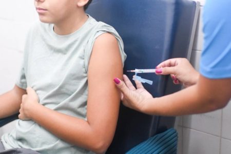 Criança vacinada dengue - Metrópoles