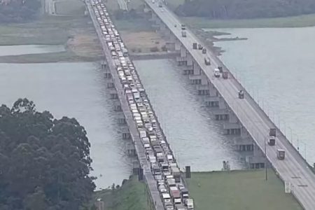 Imagem colorida mostra Rodoanel com tráfego pesado após engavetamento - metrópoles