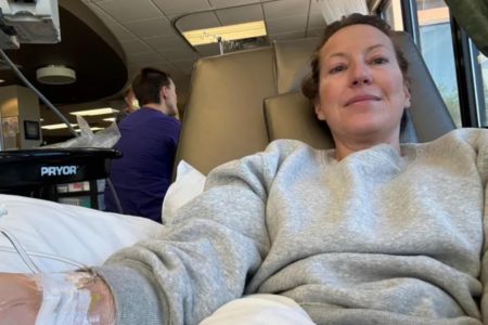 Foto de Anna Sullivan, que teve câncer de mama e menopausa aos 37 anos. Ela é uma mulher branca de cabelos claros. Metrópoles