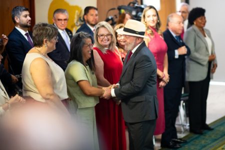 Imagem colorida de Lula no Planalto em ato que relembra 8 de janeiro de 2023 - Metrópoles
