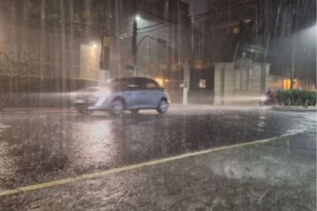 Combinação de calor e entrada de brisa marítima forma áreas de instabilidade em SP. Pancadas de chuva com granizo, raios e ventos devem cair - Metrópoles