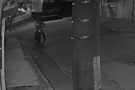 Imagem colorida de suspeito jogando rojão. Metrópoles
