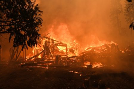 Imagem colorida de incêndio em Mariposa, nos Estados Unidos
