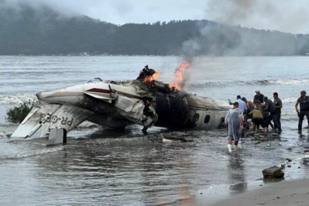 Imagem colorida mostra avião que explodiu em Ubatuba - Metrópoles