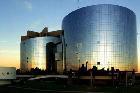 Imagem colorida do edifício do Ministério Público da União - Metrópoles