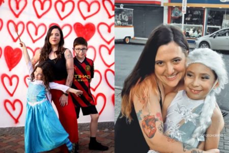Foto colorida de uma família sorrindo para a foto - Metrópoles