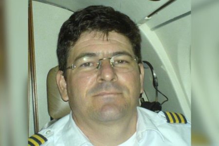 Piloto que morreu em explosão de avião em Ubatuba, identificado como Paulo Seghetto - Metrópoles