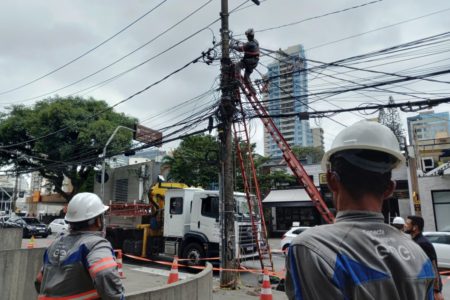 Imagem mostra equipe da Enel trabalhando em poste na zona oeste de SP - Metrópoles