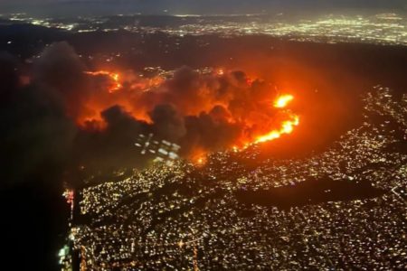 Imagem colorida, Los Angeles sendo devastada pelos incêndios - Metrópoles