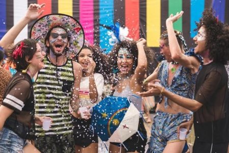 São Paulo tem blocos de Carnaval, show de comédia de Bruna Louise, exposição educativa e apresentação de circo no final de semana - Metrópoles