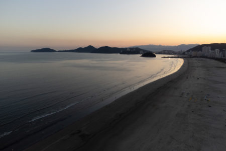 Praia de Santos, no litoral de São Paulo - Metrópoles