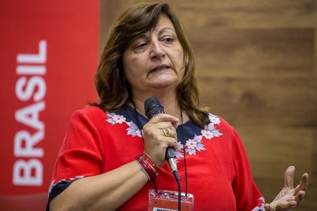 Imagem colorida mostra dirigente do PT - Metrópoles