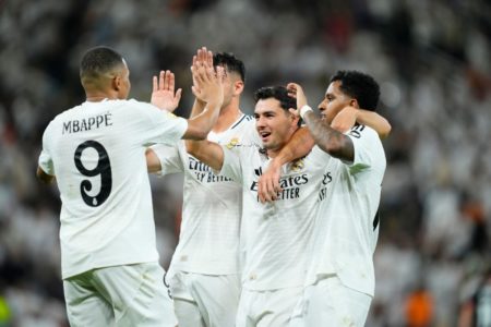 Imagem colorida do elenco do Real Madrid - Metrópoles