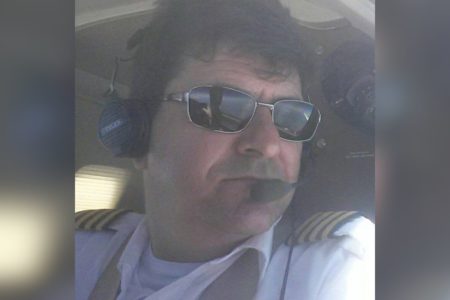 Piloto que morreu em explosão de avião em Ubatuba, identificado como Paulo Seghetto - Metrópoles