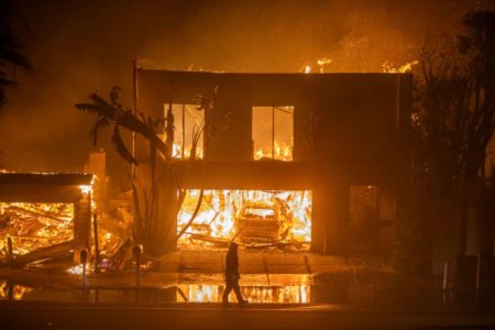 Imagem colorida, Los Angeles sendo devastada pelos incêndios - Metrópoles