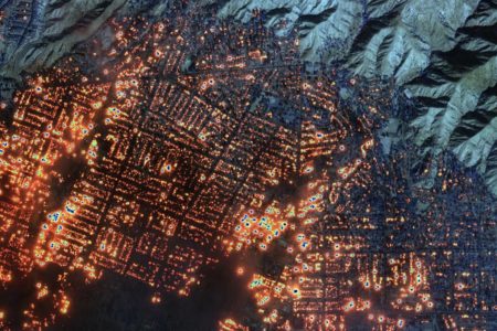 Imagem colorida de incêndios em LA por cima - Metrópoles