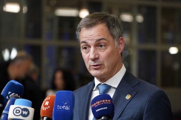 Homem dando entrevista