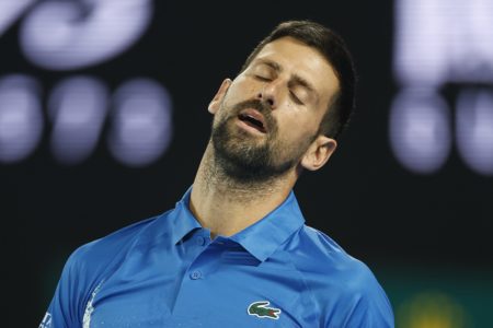 Imagem colorida de Djokovic de olhos fechados - Metrópoles