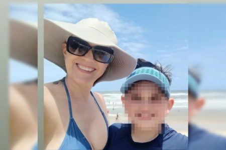 Imagem colorida de acusada com o seu filho - Metrópoles
