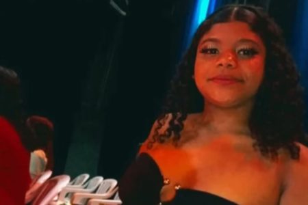 Foto de menina adolescente parda, com cabelos cacheados - Metrópoles