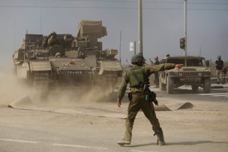 Imagem colorida mostra soldado de Israel na Faixa de Gaza - Metrópoles