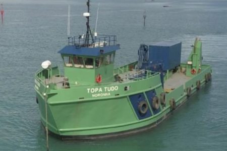 Foto colorida de navio de carga "Topa Tudo Noronha" - Metrópoles