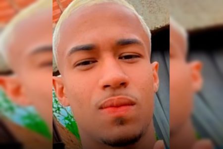 Imagem coloria de homem com cabelo loiro