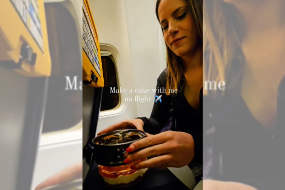 Foto colorida de uma mulher fazendo sobremesa no avião - Metrópoles