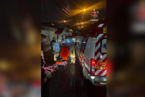 O Corpo de Bombeiros Militar do Distrito Federal (CBMDF) atendeu, às 21h50 desse domingo (12/01), uma ocorrência de atropelamento envolvendo uma criança na QE 28, no Guará II.  A vítima, um menino de 10 anos, sofreu um corte na testa e na perna esquerda.