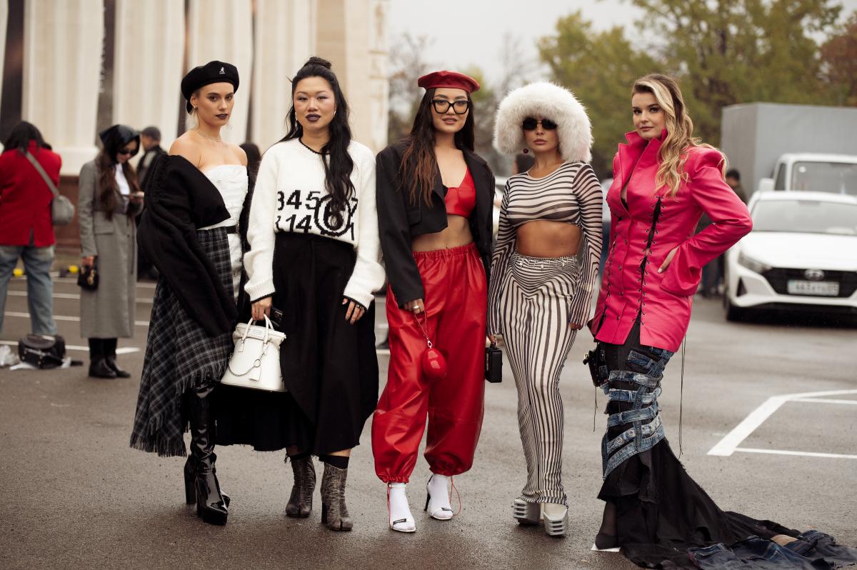 Na imagem com cor, foto de influencers com peças que podem ser tendência em 2025 - metrópoles