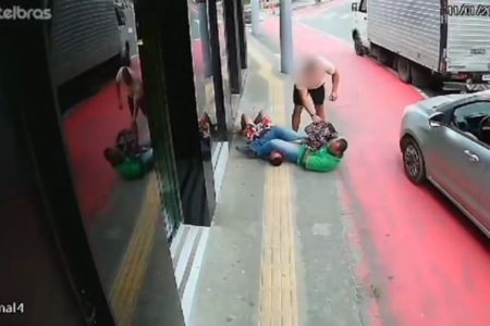 Imagens de câmera externa de joalheria capturaram momento em que um homem de camiseta verde, lutador de jiu-jítsu, imobilizou o assaltante, de camiseta cinza, com golpes na calçada - Metrópoles